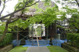 山門屋根　茅葺替大修理　始まる