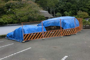 山門屋根　茅葺替大修理　始まる