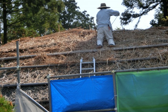 山門屋根　茅葺替大修理・１