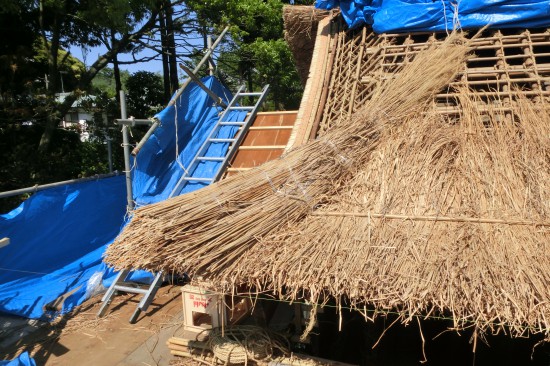 山門屋根　茅葺替大修理・４