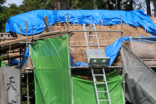 山門屋根　茅葺替大修理・４