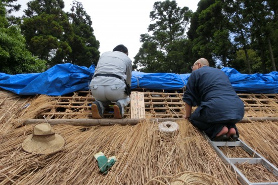 山門屋根　茅葺替大修理・４